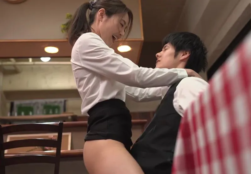 Cậu trai trẻ chịch cô nhân viên nữ có ông xã nhưng ông xã “yếu”