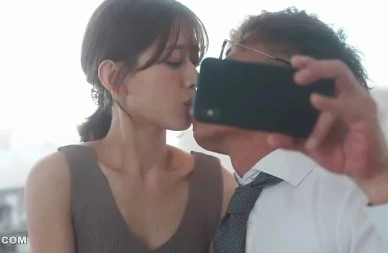 Thấy vợ yêu hơi lạ, ông xã xem điện thoại cô vợ và thấy cảnh chịch với tiền bối của mình