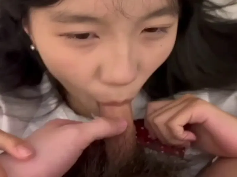 Em loli dễ thương mút cục thịt biến em thành con em đào nứng lồn p2